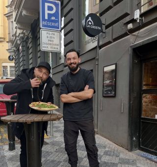 Aktuálně nejnovější hot spot na pizzu s našimi rýsy 🔥 @pizza.lacrosta ve Vršovicích (hned naproti Pilotům). Už jste byli?...